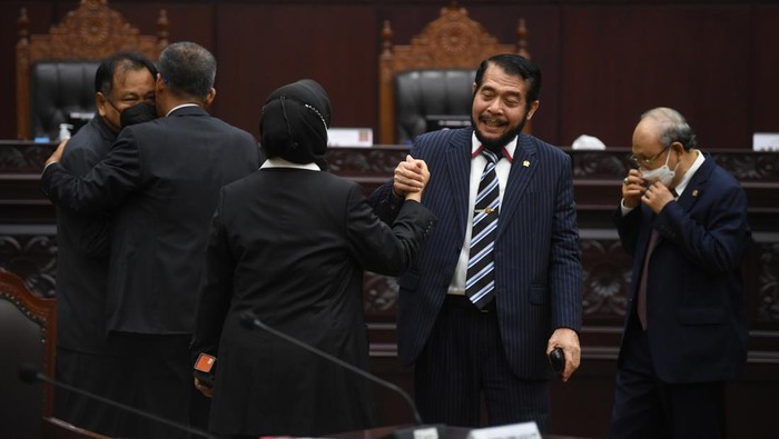ANWAR USMAN KEMBALI TERPILIH SEBAGAI KETUA MK Ketua dan Wakil Ketua Mahkamah Konstitusi terpilih periode 2023-2028 Anwar Usman (kiri) dan Saldi Isra (kanan) saling berjabat tangan usai pemilihan di gedung MK, Jakarta, Rabu (15/3/2023). Anwar Usman dan Saldi Isra resmi terpilih sebagai Ketua dan Wakil Ketua Mahkamah Konstitusi periode 2023-2028 melalui mekanisme voting yang diikuti sembilan hakim konstitusi.