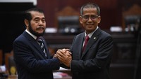 Ketua dan Wakil Ketua Mahkamah Konstitusi terpilih periode 2023-2028 Anwar Usman (kiri) dan Saldi Isra (kanan) saling berjabat tangan usai pemilihan di gedung MK, Jakarta.
