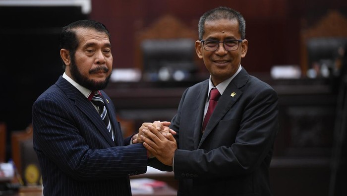 Ketua dan Wakil Ketua Mahkamah Konstitusi terpilih periode 2023-2028 Anwar Usman (kiri) dan Saldi Isra (kanan) saling berjabat tangan usai pemilihan di gedung MK, Jakarta, Rabu (15/3/2023). Anwar Usman dan Saldi Isra resmi terpilih sebagai Ketua dan Wakil Ketua Mahkamah Konstitusi periode 2023-2028 melalui mekanisme voting yang diikuti sembilan hakim konstitusi.