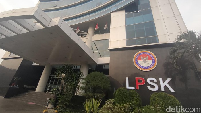 LPSK berwewenang memberikan perlindungan pada saksi dan korban, saksi pelaku, serta pelapor dan ahli kasus pidana. Lalu, apa saja syarat perlindungan LPSK?