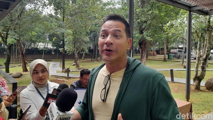 Ari Wibowo pamerkan rahasia tetap bugar di usia 52 tahun.