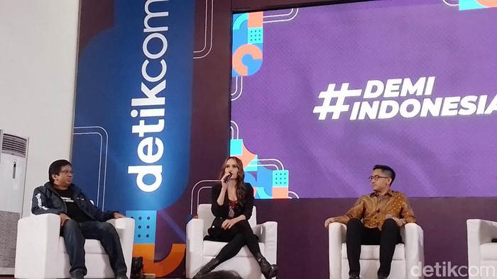 Artis Cinta Laura, KGPAA Mangkunegoro X dan Rektor UNS menjadi pembicara #DemiIndonesia Goes to Campus di UNS, Solo, Rabu (15/3/2023).