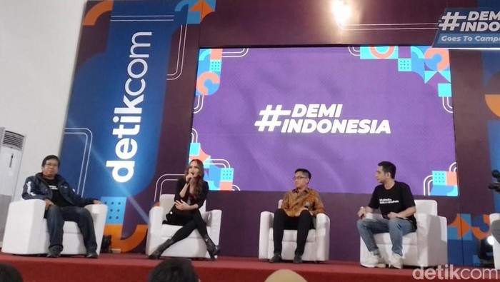 Artis Cinta Laura, KGPAA Mangkunegoro X dan Rektor UNS menjadi pembicara #DemiIndonesia Goes to Campus di UNS, Solo, Rabu (15/3/2023).