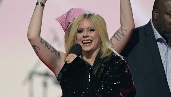 EDMONTON, AB - MARCH 13: A protestor interrupts Avril Lavigne speaking onstage at the 2023 JUNO Awards at Rogers Place on March 13, 2023 in Edmonton, Canada. (Photo by Dale MacMillan/Getty Images)