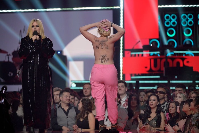 Avril Lavigne di Juno Awards 2023 EDMONTON, AB - MARCH 13: A protestor interrupts Avril Lavigne speaking onstage at the 2023 JUNO Awards at Rogers Place on March 13, 2023 in Edmonton, Canada. (Photo by Dale MacMillan/Getty Images)