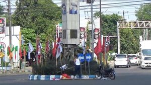 Pria Ini Rusak dan Bakar Puluhan Bendera Parpol di Jalanan, Kenapa?