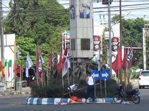 Pria Ngamuk Copot-Bakar Bendera Parpol di Tugu Simpang Magetan