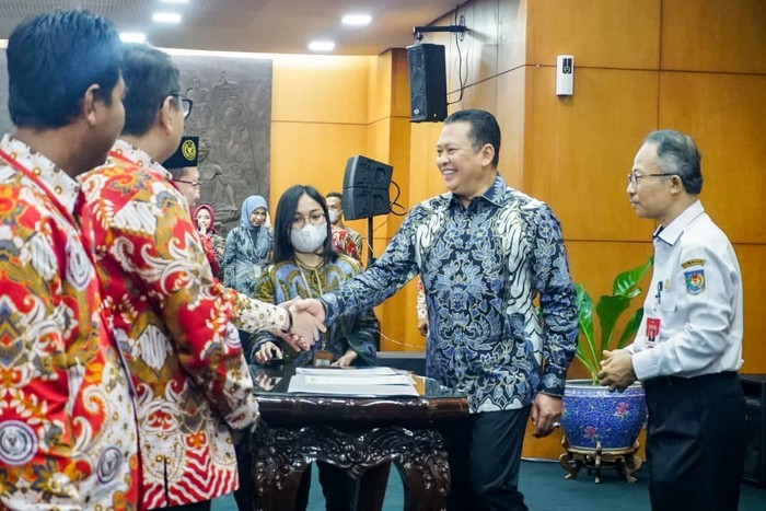 Ketua MPR RI sekaligus Ketua Dewan Pembina Asosiasi Badan Permusyawaratan Desa Nasional (ABPEDNAS), Bambang Soesatyo melantik pengurus DPP ABPEDNAS.