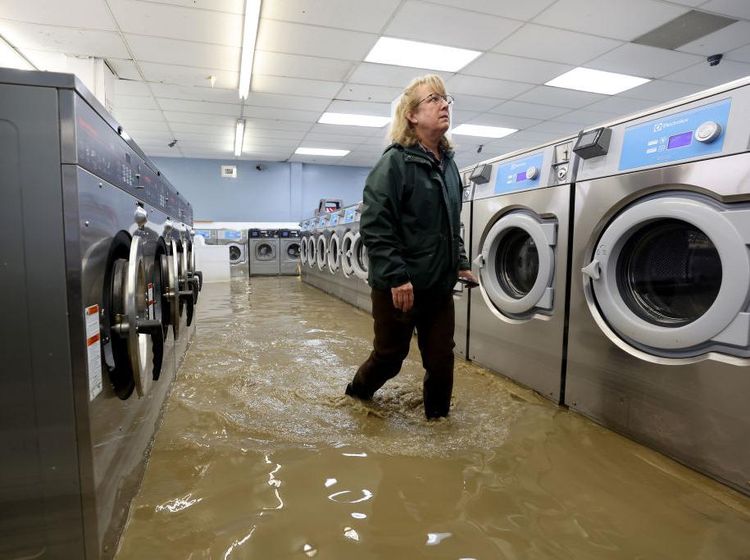 Banjir Rendam Toko Laundry di California