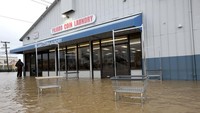 Penampakan luar toko laundy Pajaro Coin Laundry yang terendam banjir di Pajaro, California, Selasa (14/3/2023).
