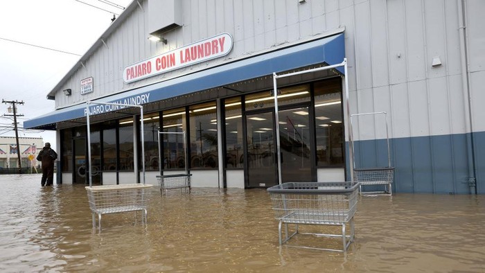 Banjir Rendam Toko Laundry di California California kini tengah dilanda banjir badai sunagi atmosfer. Salah satu toko laundry yang ada di Pajaro pun terendam banjir.