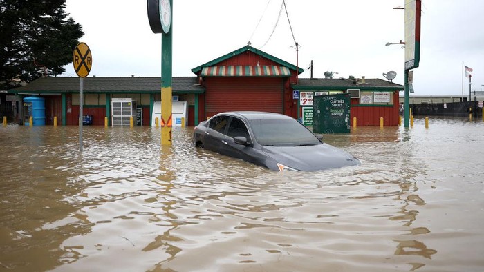 Banjir Rendam Toko Laundry di California California kini tengah dilanda banjir badai sunagi atmosfer. Salah satu toko laundry yang ada di Pajaro pun terendam banjir.