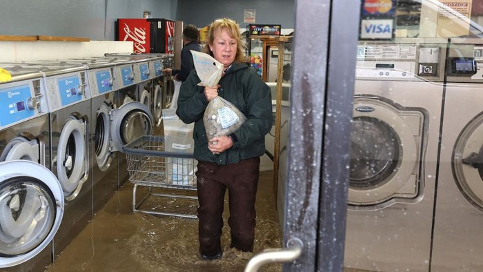 California kini tengah dilanda banjir badai sunagi atmosfer. Salah satu toko laundry yang ada di Pajaro pun terendam banjir.