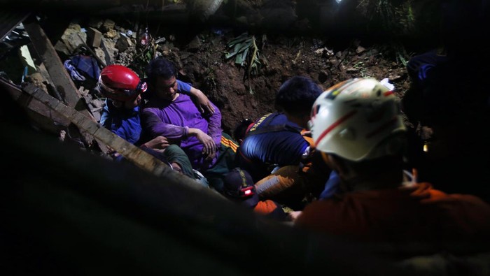 Begini Kondisi Longsor di Empang Bogor, 2 Orang Meninggal BOGOR, INDONESIA - 2023/03/15: A man rescued by the Search and Rescue team from one of the houses that were buried by a landslide. The landslide was caused by heavy rain which hit Bogor City for 4 hours at night. The landslide occurred in Empang Village, South Bogor District, Bogor City, hitting 5 houses with 13 people in them. Seven people who were evacuated, 4 people are still being searched for, and at least 2 of them died. (Photo by Fadli Akbar/Pacific Press/LightRocket via Getty Images)