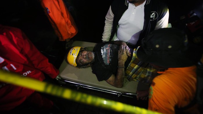 Begini Kondisi Longsor di Empang Bogor, 2 Orang Meninggal BOGOR, INDONESIA - 2023/03/15: A man rescued by the Search and Rescue team from one of the houses that were buried by a landslide. The landslide was caused by heavy rain which hit Bogor City for 4 hours at night. The landslide occurred in Empang Village, South Bogor District, Bogor City, hitting 5 houses with 13 people in them. Seven people who were evacuated, 4 people are still being searched for, and at least 2 of them died. (Photo by Fadli Akbar/Pacific Press/LightRocket via Getty Images)