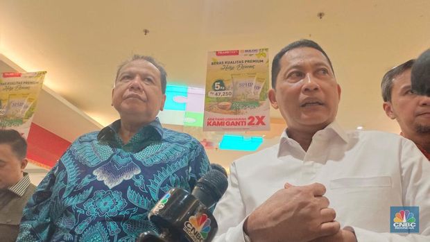 Bersama Chairman CT Corp, Chairul Tanjung, Buwas secara simbolis meluncurkan beras SPHP dengan harga eceran tertinggi (HET) beras medium, Rp 47.250 per 1 karung isi 5kg. (CNBC Indonesia/Martyasari Rizky)