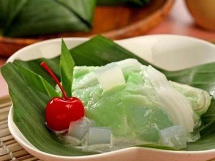 Bongko kopyor merupakan kuliner khas dari Gresik. Kuliner yang sering hadir sebagai takjil di bulan Ramadan ini berbahan dasar tepung beras dengan isian pisang.