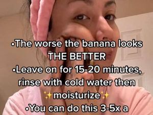 Viral Wanita Pakai Kulit Pisang untuk Wajah, Disebut Sebagai Botox Natural