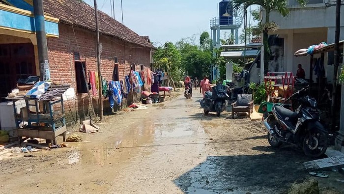 Cerita Sedih Korban Banjir di Lamongan, Kehilangan Surat Berharga-Motor Hanyut