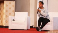 Menurutnya, haters merupakan orang yang lebih peduli daripada fans. Gibran juga berseloroh tentang Google adSense ketika dirinya menanggapi haters.  