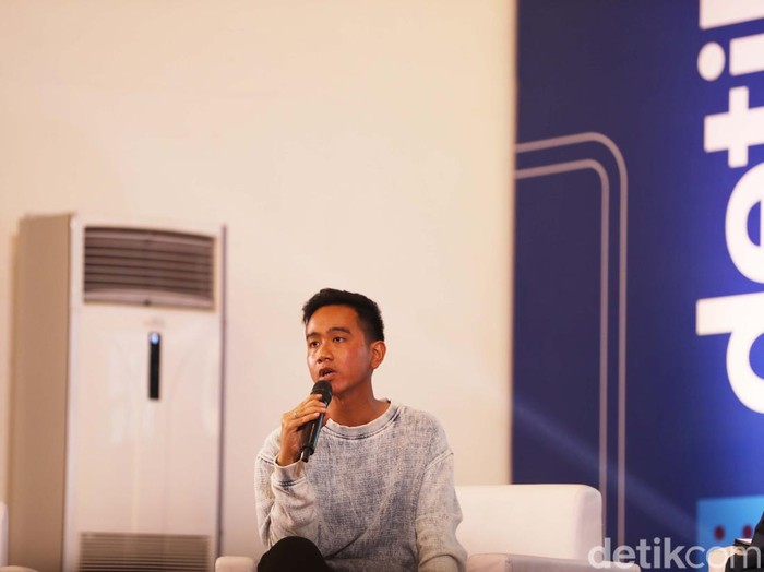 Wali Kota Solo Gibran Rakabuming Raka hadir sebagai bintang tamu di acara #DemiIndonesia Goes to Campus yang digelar di UNS Solo. Disana ia berbicara soal Sosmed, Rabu (15/3/2023).