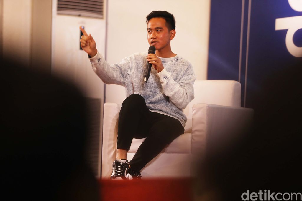 Wali Kota Solo Gibran Rakabuming Raka hadir sebagai bintang tamu di acara #DemiIndonesia Goes to Campus yang digelar di UNS Solo. Disana ia berbicara soal Sosmed, Rabu (15/3/2023).