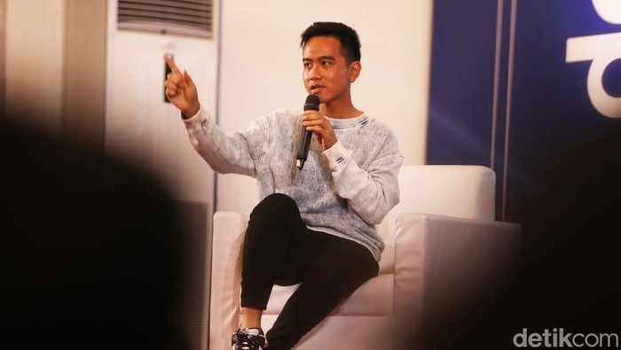 Cerita Seru Gibran soal Sosmed di #DemiIndonesia Wali Kota Solo Gibran Rakabuming Raka hadir sebagai bintang tamu di acara #DemiIndonesia Goes to Campus yang digelar di UNS Solo. Disana ia berbicara soal Sosmed, Rabu (15/3/2023).