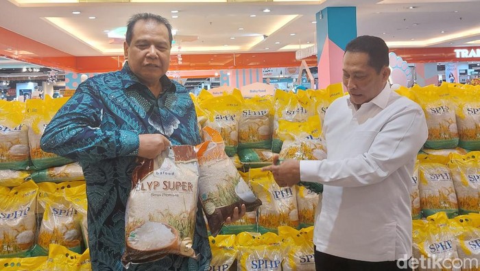 Chairman CT Corp Chairul Tanjung dan Dirut Bulog Budi Waseso saat Peluncuran Beras SPHP di Transmart