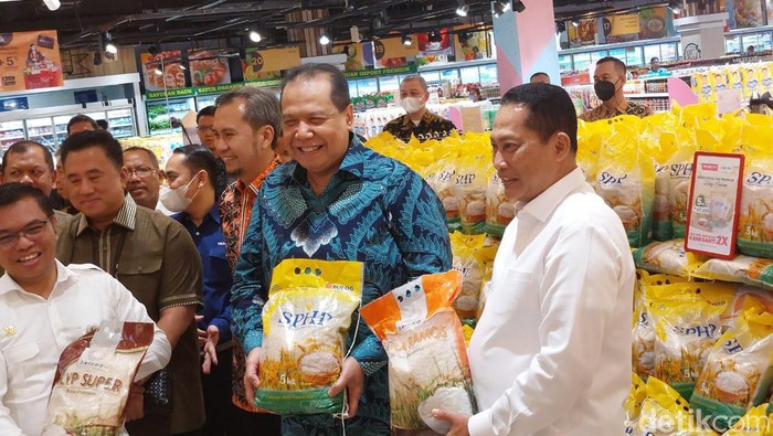 Chairman CT Corp Chairul Tanjung dan Dirut Bulog Budi Waseso saat Peluncuran Beras SPHP di Transmart