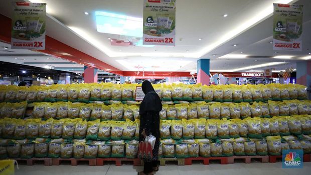 Dalam rangka Stabilisasi Pasokan dan Harga Pangan (SPHP),  Perum Bulog menggencarkan ketersediaan beras masuk ke ritel modern. Bersama Chairman CT Corp Chairul Tanjung, Buwas secara simbolis meluncurkan beras SPHP dengan harga eceran tertinggi (HET) beras medium dibanderol Rp 47.250 per 1 karung isi 5kg. Bulog memasok sebanyak 1.000 ton beras SPHP di seluruh gerai Transmart seluruh Indonesia. (CNBC Indonesia/Tri Susilo)