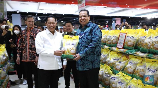 Dalam rangka Stabilisasi Pasokan dan Harga Pangan (SPHP),  Perum Bulog menggencarkan ketersediaan beras masuk ke ritel modern. Bersama Chairman CT Corp Chairul Tanjung, Buwas secara simbolis meluncurkan beras SPHP dengan harga eceran tertinggi (HET) beras medium dibanderol Rp 47.250 per 1 karung isi 5kg. Bulog memasok sebanyak 1.000 ton beras SPHP di seluruh gerai Transmart seluruh Indonesia. (CNBC Indonesia/Tri Susilo)