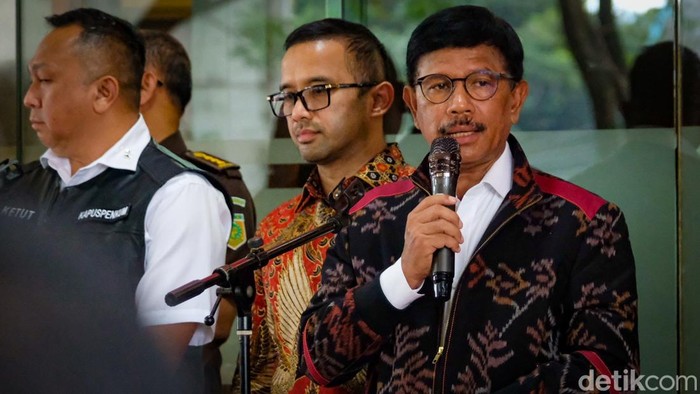 Menkominfo Johnny G Plate meninggalkan Kejagung usai diperiksa 6 jam sebagai saksi terkait kasus dugaan korupsi proyek BTS. Plate enggan bicara soal materi pemeriksaan, Rabu (15/3/2023).