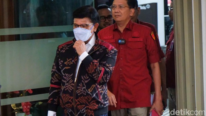 Diperiksa 6 Jam soal Korupsi BTS, Menkominfo Tinggalkan Kejagung Menkominfo Johnny G Plate meninggalkan Kejagung usai diperiksa 6 jam sebagai saksi terkait kasus dugaan korupsi proyek BTS. Plate enggan bicara soal materi pemeriksaan, Rabu (15/3/2023).