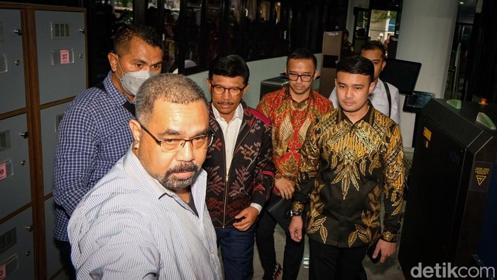 Menkominfo Johnny G Plate meninggalkan Kejagung usai diperiksa 6 jam sebagai saksi terkait kasus dugaan korupsi proyek BTS. Plate enggan bicara soal materi pemeriksaan, Rabu (15/3/2023).