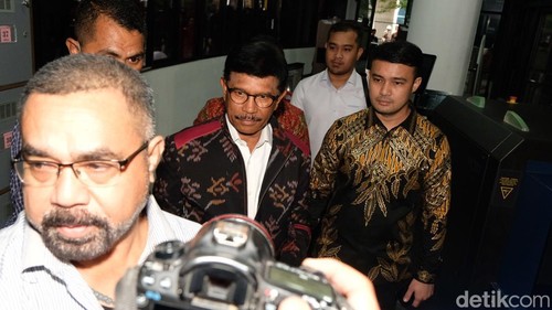 Menkominfo Johnny G Plate meninggalkan Kejagung usai diperiksa 6 jam sebagai saksi terkait kasus dugaan korupsi proyek BTS. Plate enggan bicara soal materi pemeriksaan, Rabu (15/3/2023).