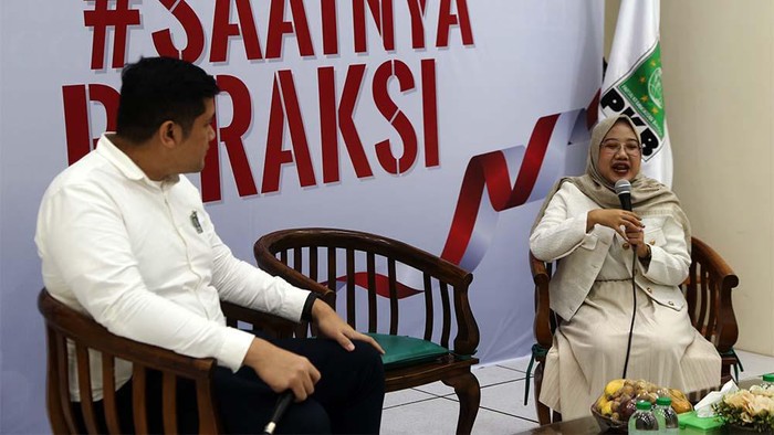 Diskusi Panggung Inspirator Muda Jubir Milenial PKB, Mikhael B Sinaga (kiri), bersama Pendiri Siaga Air Bersih (SIAB) Indonesia, Ratih Rachmatika (kanan), saat diskusi Panggung Inspirator Muda bertema Privatisasi dan Tantangan Pemenuhan Hak atas Air Warga di Kantor DPP PKB, Jakarta. Diskusi menyinggung belum meratanya akses air bersih untuk masyarakat.