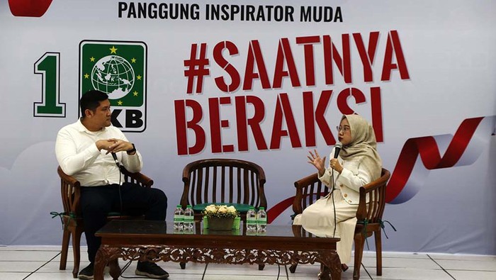 Diskusi Panggung Inspirator Muda Jubir Milenial PKB, Mikhael B Sinaga (kiri), bersama Pendiri Siaga Air Bersih (SIAB) Indonesia, Ratih Rachmatika (kanan), saat diskusi Panggung Inspirator Muda bertema Privatisasi dan Tantangan Pemenuhan Hak atas Air Warga di Kantor DPP PKB, Jakarta. Diskusi menyinggung belum meratanya akses air bersih untuk masyarakat.