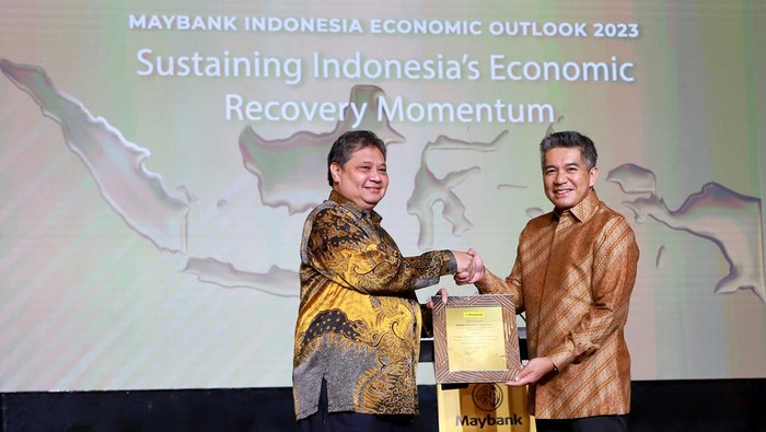 Menko Perekonomian Airlangga Hartarto mendorong sinergi kebijakan fiskal-moneter demi pemulihan ekonomi nasional di ajang Maybank Indonesia Economic Outlook 2023.