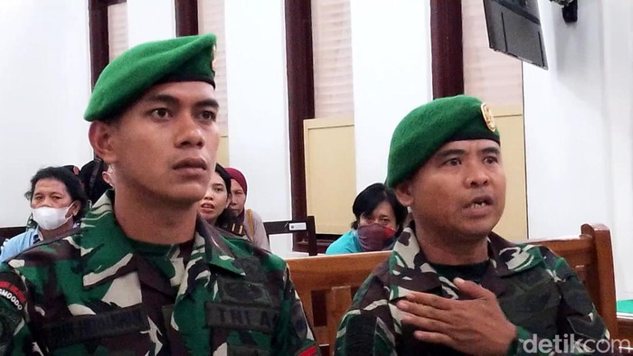 Dua Oknum TNI Menjadi Saksi di PN Medan, Kiri (Rian Hermawan), Kanan (Yalpin Tarzun) - (Foto: Farid Siregar)