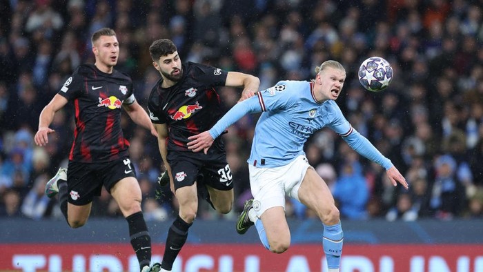 MANCHESTER, ENGLAND - MARCH 14: Erling Haaland of Manchester City holds off a challenge from Josko Gvardiol and Willi Orban of RB Leipzig during the UEFA Champions League round of 16 leg two match between Manchester City and RB Leipzig at Etihad Stadium on March 14, 2023 in Manchester, England. (Photo by Alex Livesey - Danehouse/Getty Images)