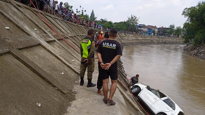 Evakuasi mobil Honda Brio nyemplung sungai di Solo, Rabu (15/3/2023).