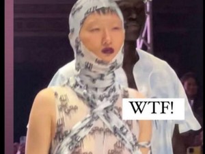 Tampilkan Tulisan Allah Pada Baju Seksi di Fashion Show, Brand Ini Dihujat