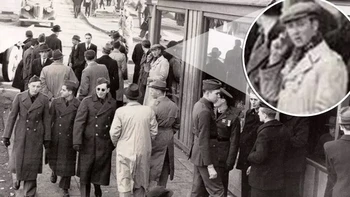 Sebuah foto lama yang diabadikan 1940-an memperlihatkan seorang pria sedang menggunakan ponsel.  Foto: Filmorra