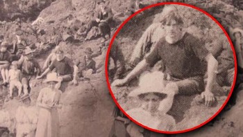 YouTuber Jamie D. Grant mendapati dirinya tercengang ketika menemukan buku yang menampilkan foto misterius ini. Seorang pria mengenakan T-Shirt di antara orang-orang di sekitarnya. Foto diambil kisaran 1940-an Foto: Filmorra