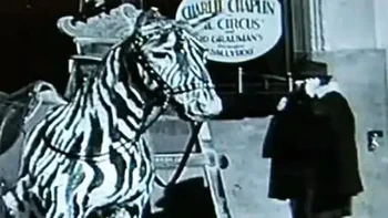  Ini adalah gambar lain yang bisa menjadi salah satu gambar perjalanan waktu yang melibatkan ponsel. Tapi kali ini, seorang wanita dengan ponsel. Foto itu diambil dari balik layar film Charlie Chaplin. Foto: Filmorra