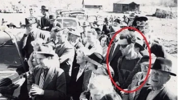 Ketika Anda melihat gambar dengan seseorang dengan pakaian yang sama sekali berbeda, itu pasti menimbulkan pertanyaan apakah mereka seorang penjelajah waktu. Gambar perjalanan waktu ini menampilkan sebagian besar orang dengan topi dan jas, sedangkan pria tampak mengenakan kacamata olahraga dan pakaian modern, seperti kaus dan sweter. Foto: Filmorra