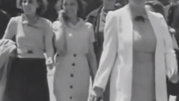 Gambar ini juga merupakan potongan sebuah video, dimana terlihat dalam kerumunan orang yang sedang keluar dari pabrik DuPont di Massachusettsas pada tahun 1938. Dalam gambar tersebut, terlihat sangat jelas seorang wanita sedang mengunakan HP di telinganya. Foto: Filmorra