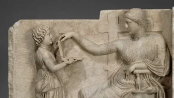 Patung, Grave Naiskos of an Thronened Woman with an Attendant berada di Museum J. Paul Getty di Malibu, California. YouTuber StillSpeakingOut mengatakannya, menggambarkan objek menakjubkan yang sangat mirip dengan laptop modern atau perangkat genggam. Foto: Filmorra