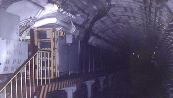 Metro-2, Jalur D6, Rusia: Selama masa pemerintahan Stalin, sistem transportasi bawah tanah rahasia dibangun yang dikenal sebagai Metro-2. Sistem metro misterius ini konon menghubungkan institusi administratif seperti Kremlin, bandara Vnukovo-2, dan Akademi Staf Umum. Dilaporkan bahwa terowongan tersebut juga mencakup apartemen dan ruang teknis. Karena sistem itu tidak tersedia untuk orang luar, itu diyakini sebagai terowongan pelarian rahasia bagi pejabat tingkat tinggi selama perang. Foto: Boredpanda