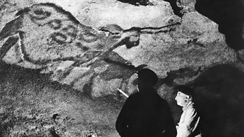 Gua Lascaux: Gua ini adalah kompleks gua di dekat desa Montignac. Langit-langit dan dinding gua ini ditutupi dengan lukisan dinding parietal, yang menggambarkan binatang-binatang besar. Usia lukisan diperkirakan sekitar 17.000 tahun. Kembali pada tahun 1940, gua-gua itu ditemukan oleh Marcel Ravidat yang berusia 18 tahun, membuat banyak orang bertanya-tanya tentang asal dan maknanya. Antropolog percaya bahwa lukisan-lukisan ini mungkin melambangkan kesuksesan berburu di masa lalu, atau ritual mistik untuk meningkatkan perburuan di masa depan. Foto: Boredpanda